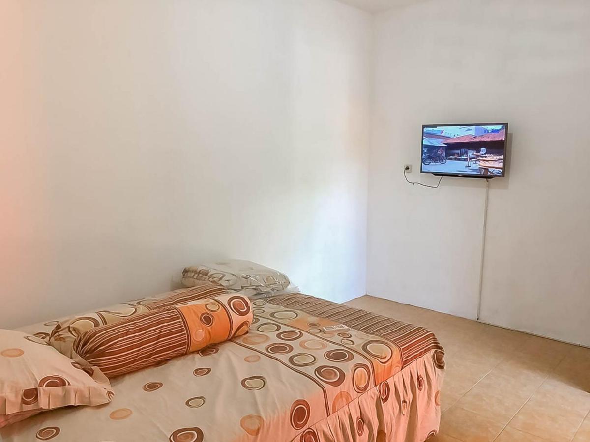 Rumah Panggung Guest House Syariah Mitra Reddoorz Cirebon Exterior photo